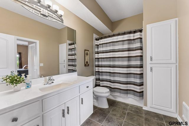 18540 Shadow Ridge Drive, Omaha, NE 68130