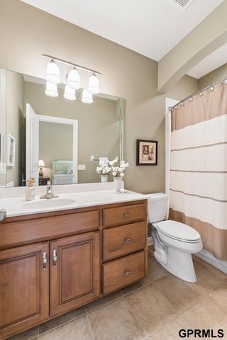18540 Shadow Ridge Drive, Omaha, NE 68130