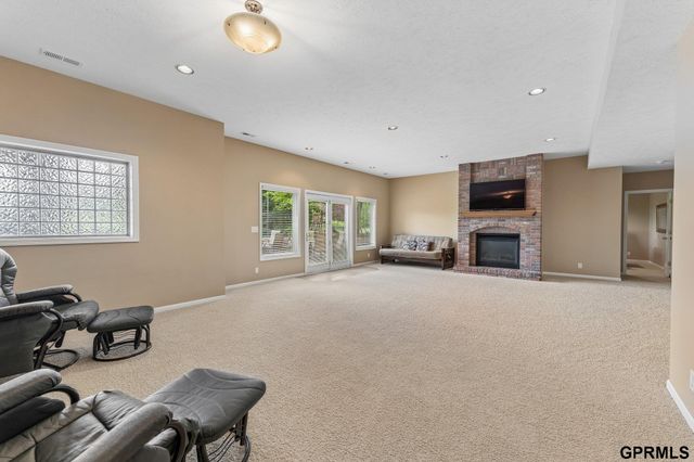 18540 Shadow Ridge Drive, Omaha, NE 68130