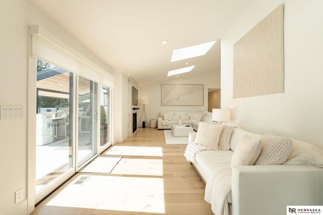 9901 Broadmoor Road, Omaha, NE 68114