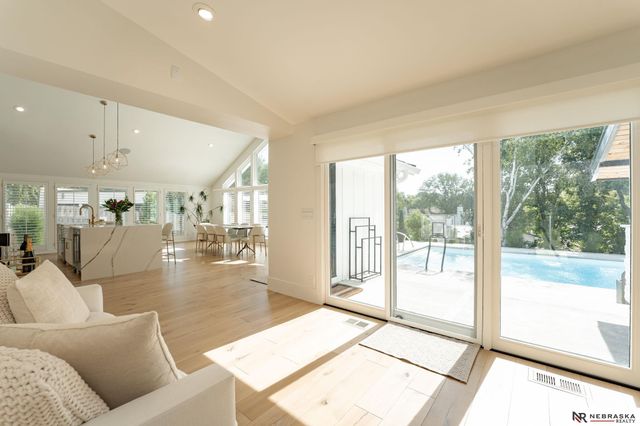 9901 Broadmoor Road, Omaha, NE 68114