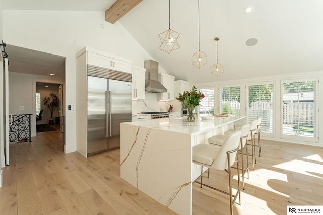 9901 Broadmoor Road, Omaha, NE 68114