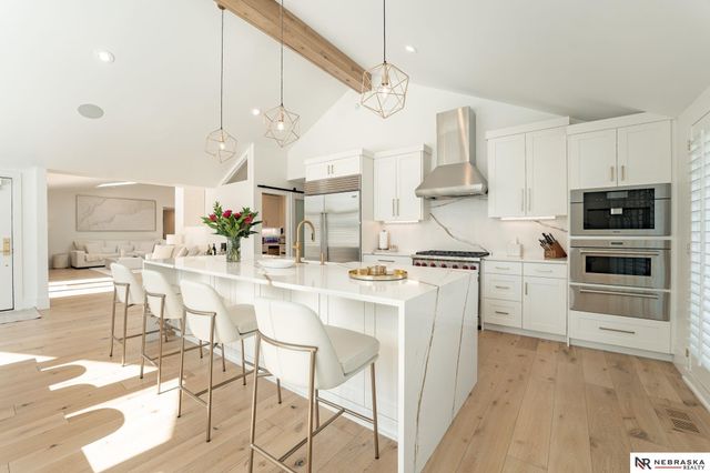 9901 Broadmoor Road, Omaha, NE 68114