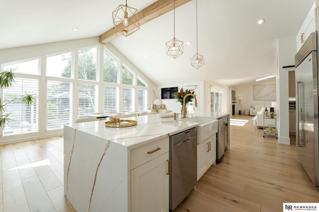 9901 Broadmoor Road, Omaha, NE 68114