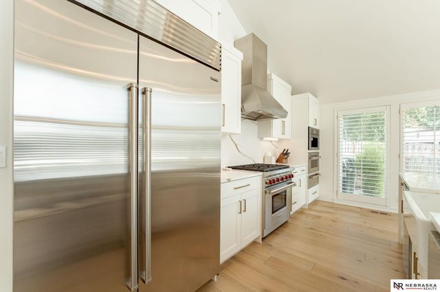 9901 Broadmoor Road, Omaha, NE 68114