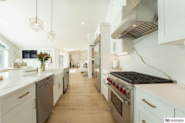 9901 Broadmoor Road, Omaha, NE 68114