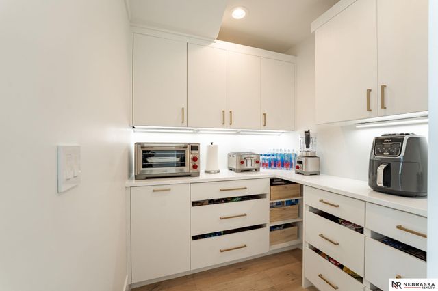 9901 Broadmoor Road, Omaha, NE 68114