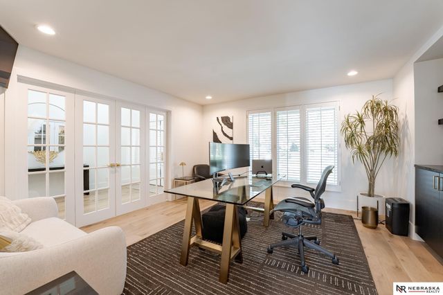 9901 Broadmoor Road, Omaha, NE 68114