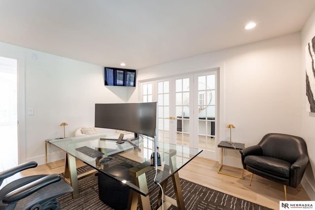 9901 Broadmoor Road, Omaha, NE 68114