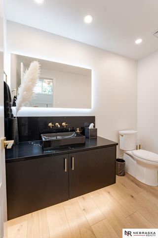 9901 Broadmoor Road, Omaha, NE 68114