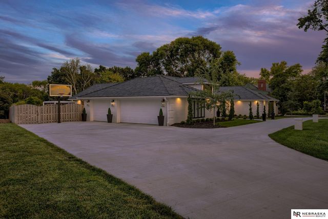 9901 Broadmoor Road, Omaha, NE 68114