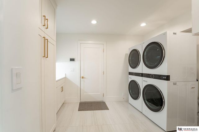 9901 Broadmoor Road, Omaha, NE 68114