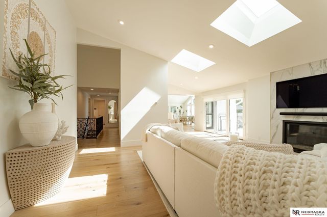 9901 Broadmoor Road, Omaha, NE 68114