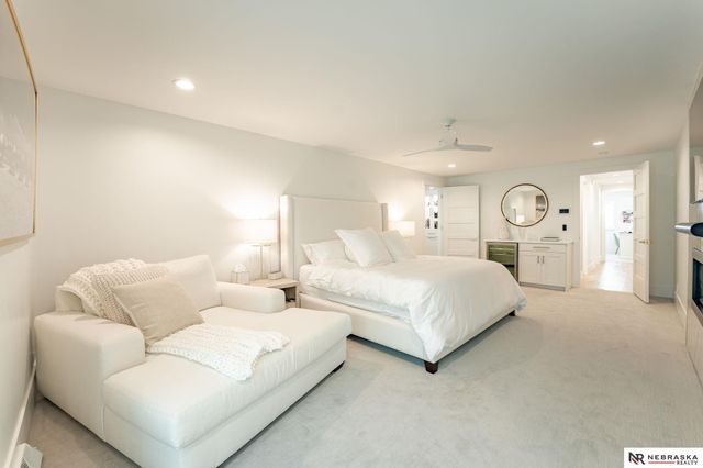 9901 Broadmoor Road, Omaha, NE 68114