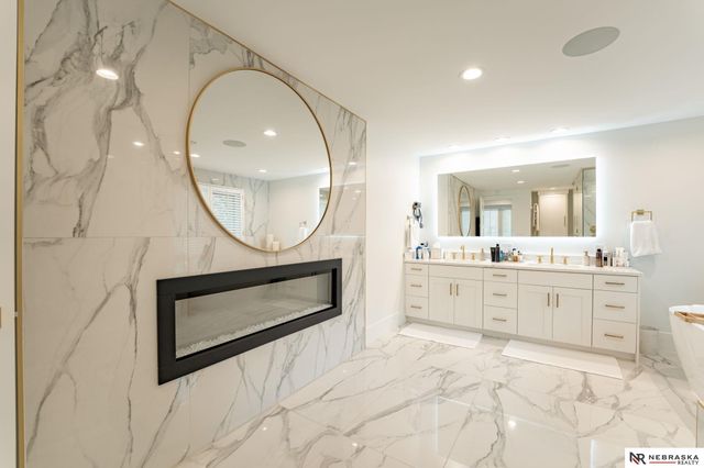 9901 Broadmoor Road, Omaha, NE 68114