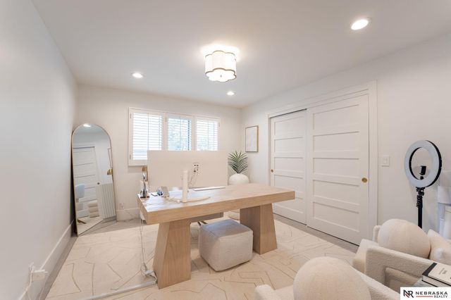 9901 Broadmoor Road, Omaha, NE 68114