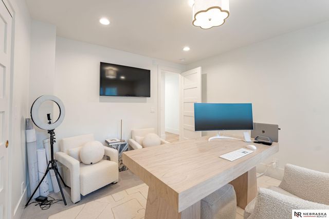 9901 Broadmoor Road, Omaha, NE 68114