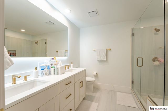 9901 Broadmoor Road, Omaha, NE 68114