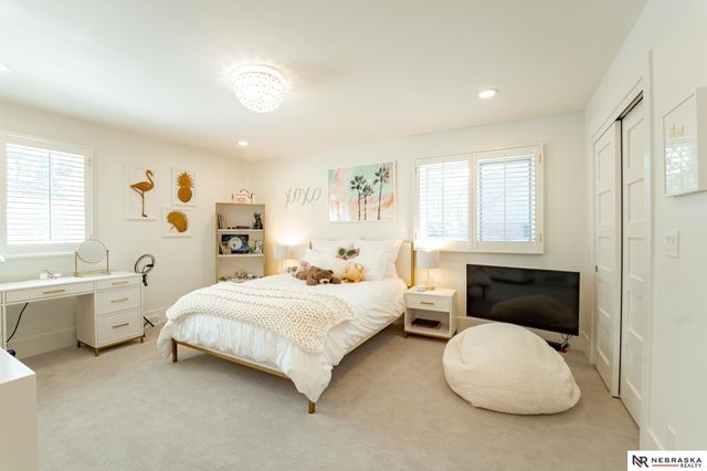 9901 Broadmoor Road, Omaha, NE 68114