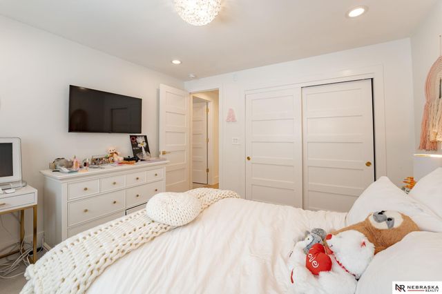 9901 Broadmoor Road, Omaha, NE 68114