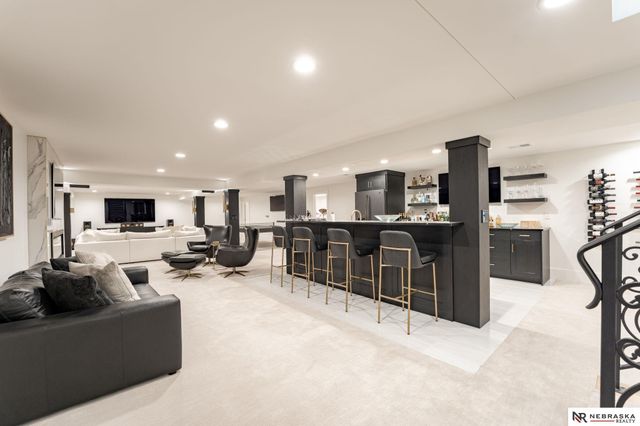 9901 Broadmoor Road, Omaha, NE 68114