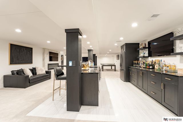 9901 Broadmoor Road, Omaha, NE 68114