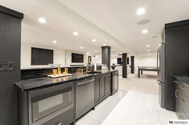 9901 Broadmoor Road, Omaha, NE 68114