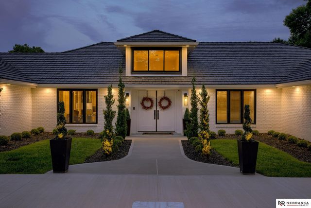 9901 Broadmoor Road, Omaha, NE 68114