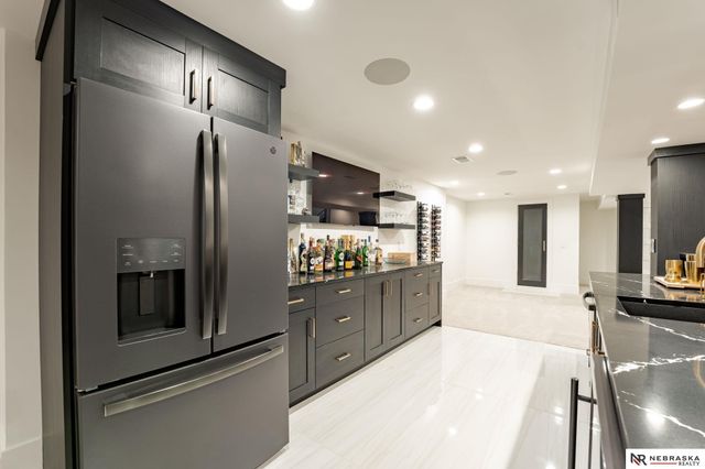 9901 Broadmoor Road, Omaha, NE 68114