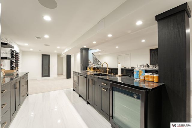 9901 Broadmoor Road, Omaha, NE 68114