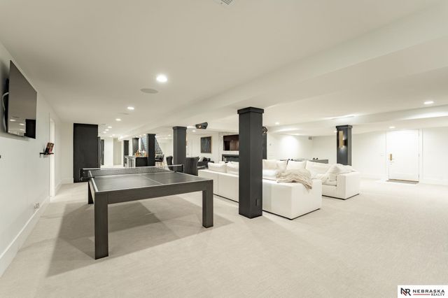 9901 Broadmoor Road, Omaha, NE 68114