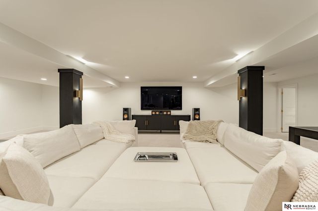 9901 Broadmoor Road, Omaha, NE 68114