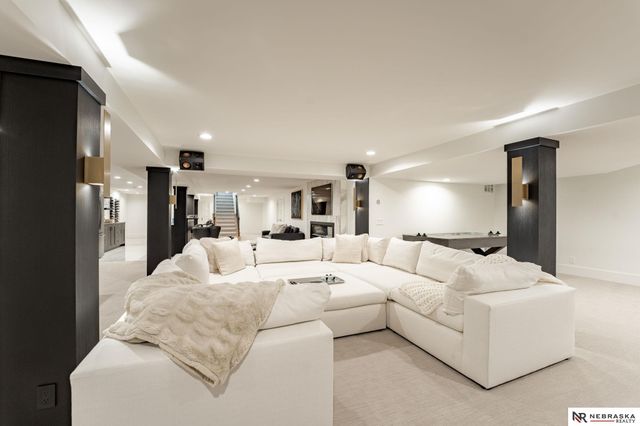 9901 Broadmoor Road, Omaha, NE 68114