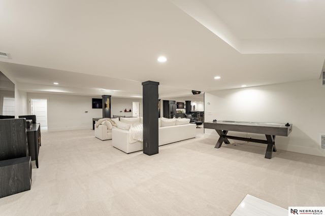 9901 Broadmoor Road, Omaha, NE 68114