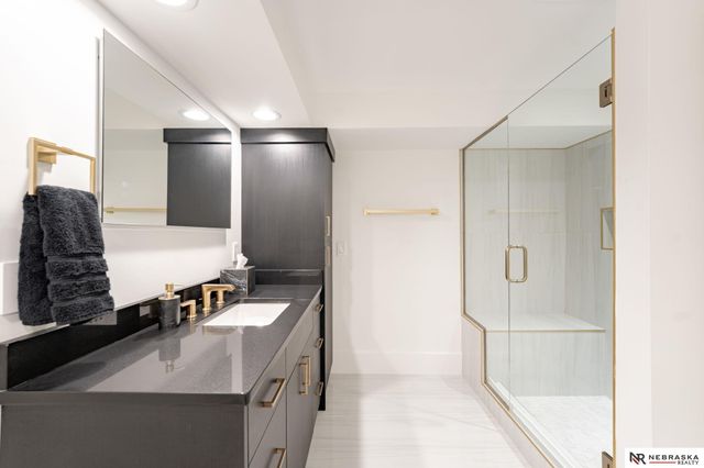 9901 Broadmoor Road, Omaha, NE 68114