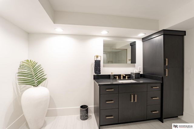 9901 Broadmoor Road, Omaha, NE 68114