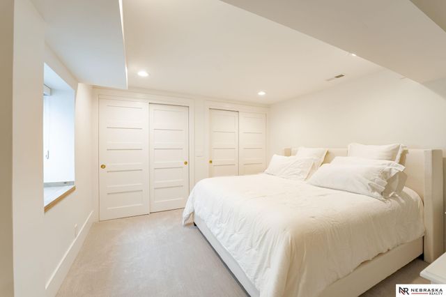 9901 Broadmoor Road, Omaha, NE 68114