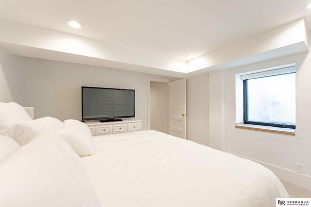 9901 Broadmoor Road, Omaha, NE 68114