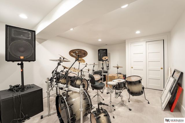 9901 Broadmoor Road, Omaha, NE 68114