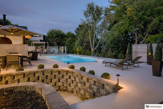 9901 Broadmoor Road, Omaha, NE 68114