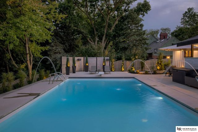 9901 Broadmoor Road, Omaha, NE 68114