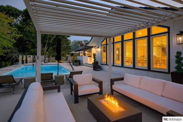 9901 Broadmoor Road, Omaha, NE 68114