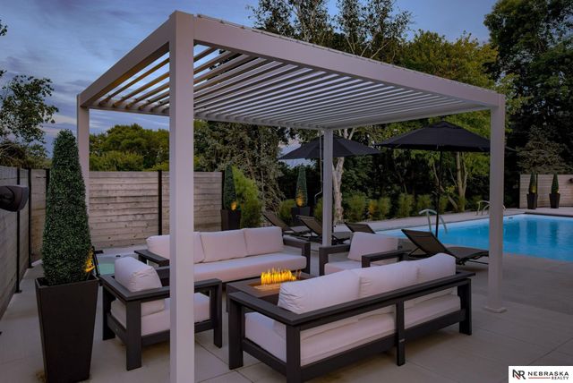 9901 Broadmoor Road, Omaha, NE 68114