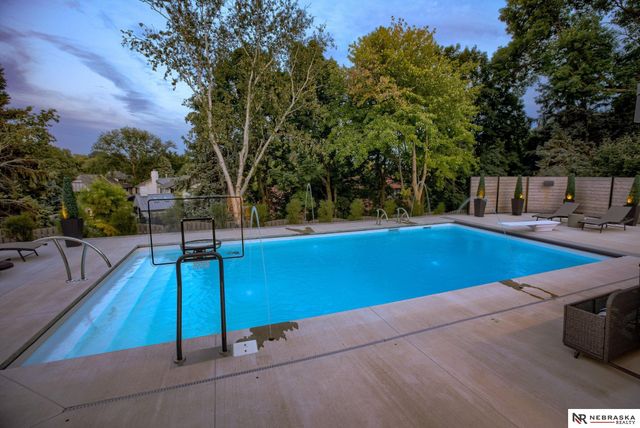 9901 Broadmoor Road, Omaha, NE 68114