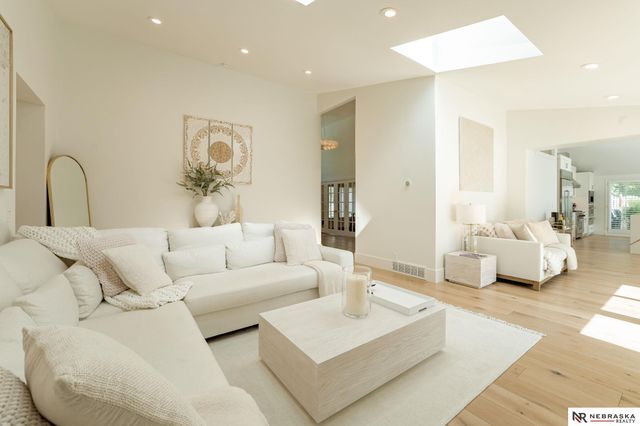 9901 Broadmoor Road, Omaha, NE 68114