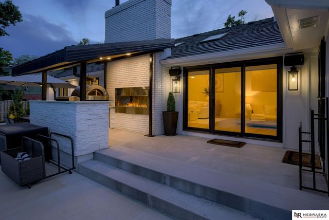 9901 Broadmoor Road, Omaha, NE 68114