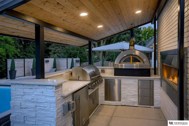 9901 Broadmoor Road, Omaha, NE 68114