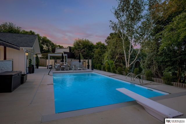 9901 Broadmoor Road, Omaha, NE 68114