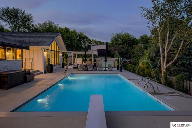 9901 Broadmoor Road, Omaha, NE 68114