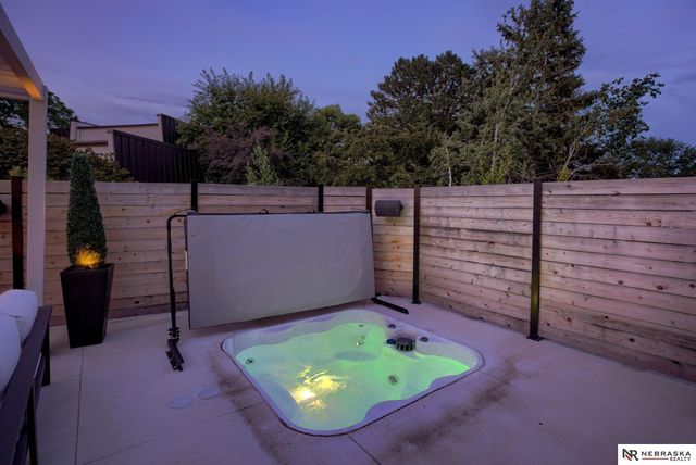 9901 Broadmoor Road, Omaha, NE 68114